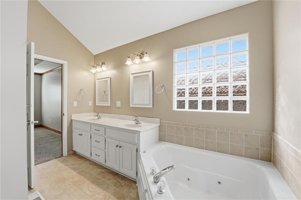 4131 Southwest Homestead Drive Lee's Summit, MO 64082 - Photo 25 of 50
