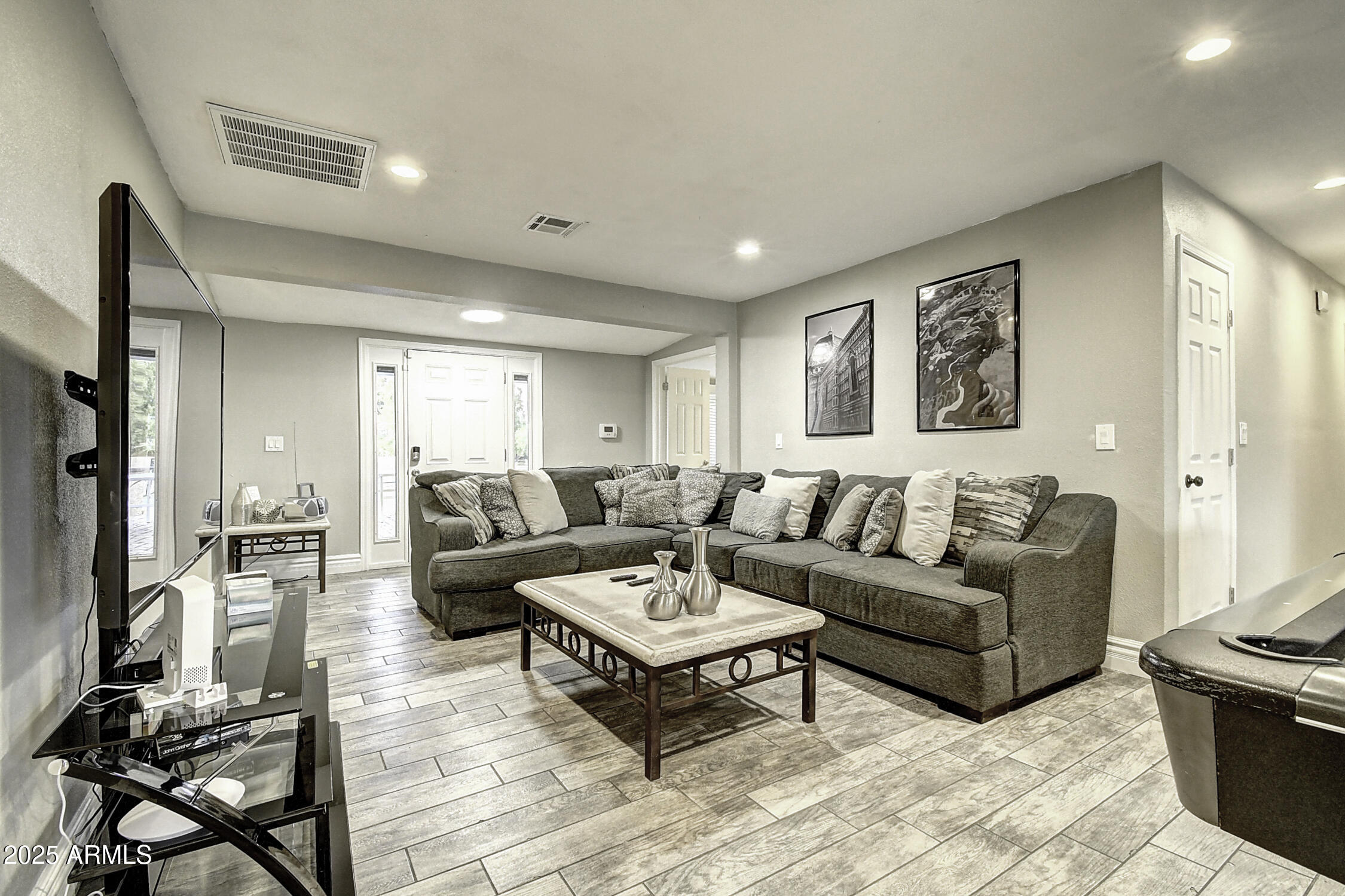 4101 East Nisbet Road Phoenix, AZ 85032 - Photo 20 of 64 a living room with furniture and a table