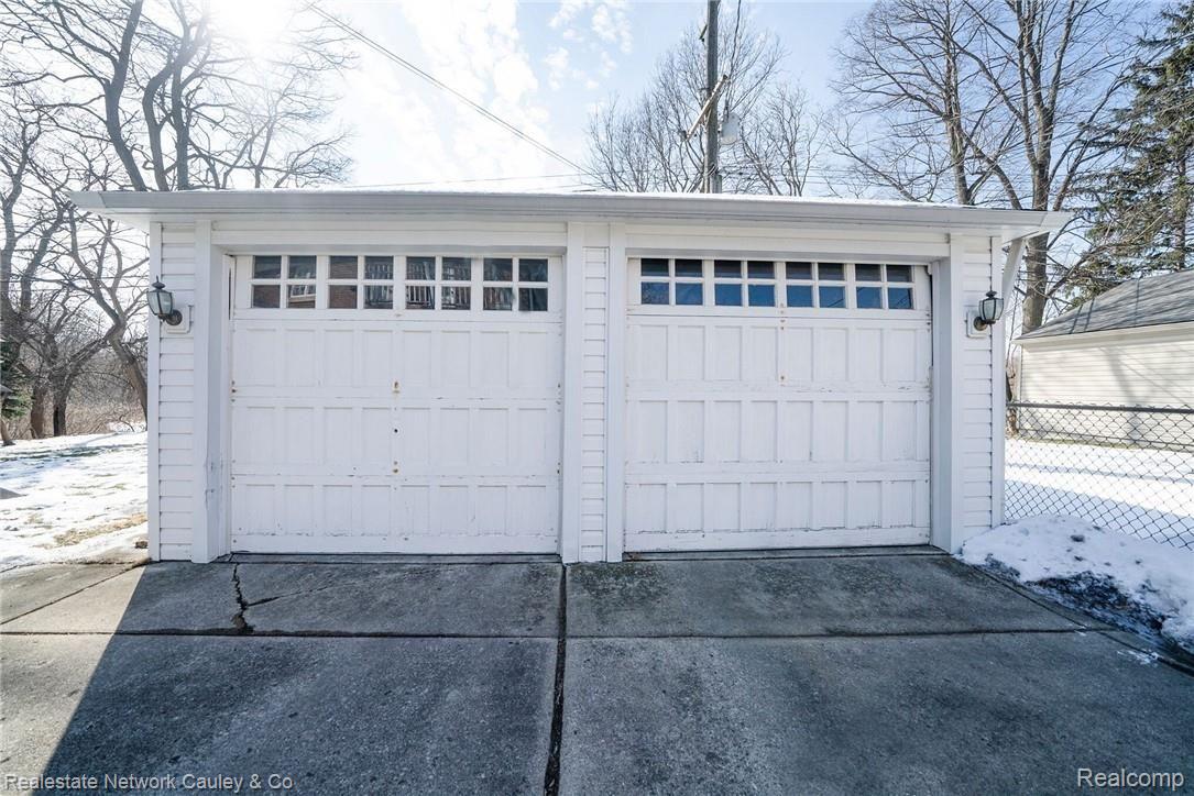 114 Riverside Drive Mount Clemens, MI 48043 - Photo 38 of 42 garage.jpg