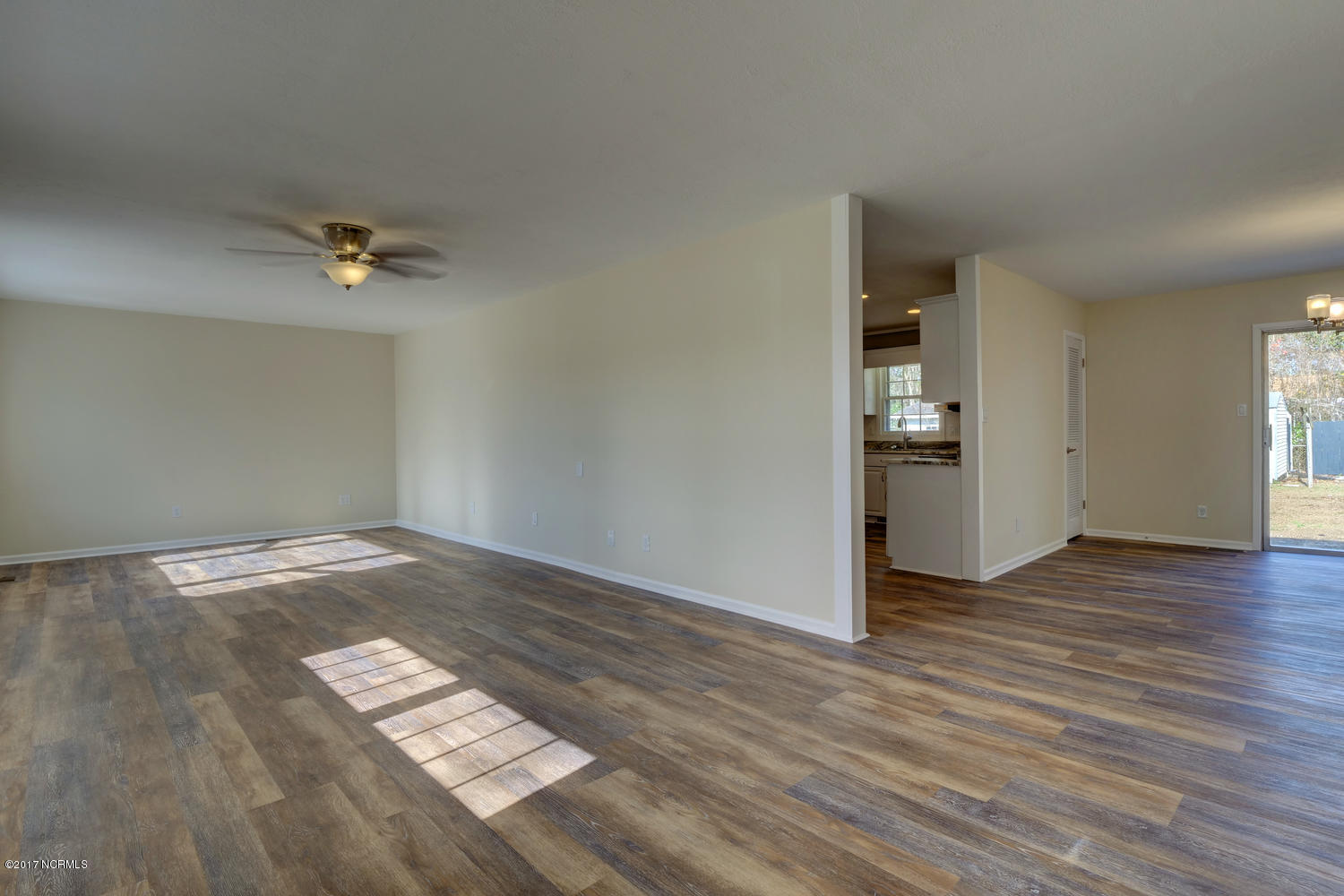 305 Brynn Marr Road Jacksonville, NC 28546 - Photo 5 of 29 Living Room