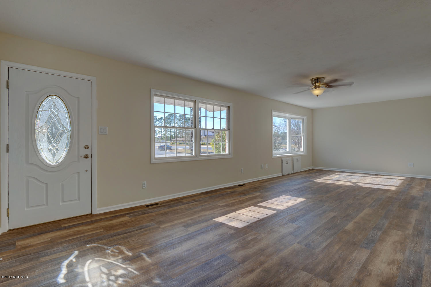 305 Brynn Marr Road Jacksonville, NC 28546 - Photo 6 of 29 Living Room