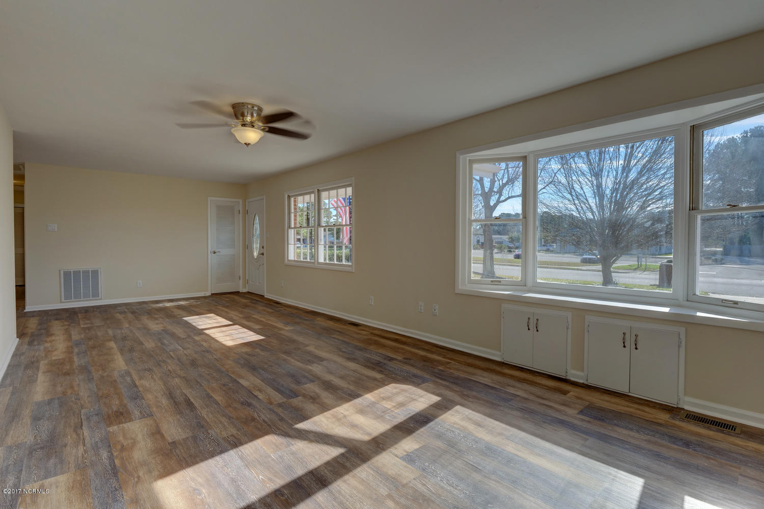 305 Brynn Marr Road Jacksonville, NC 28546 - Photo 7 of 29 Living Room