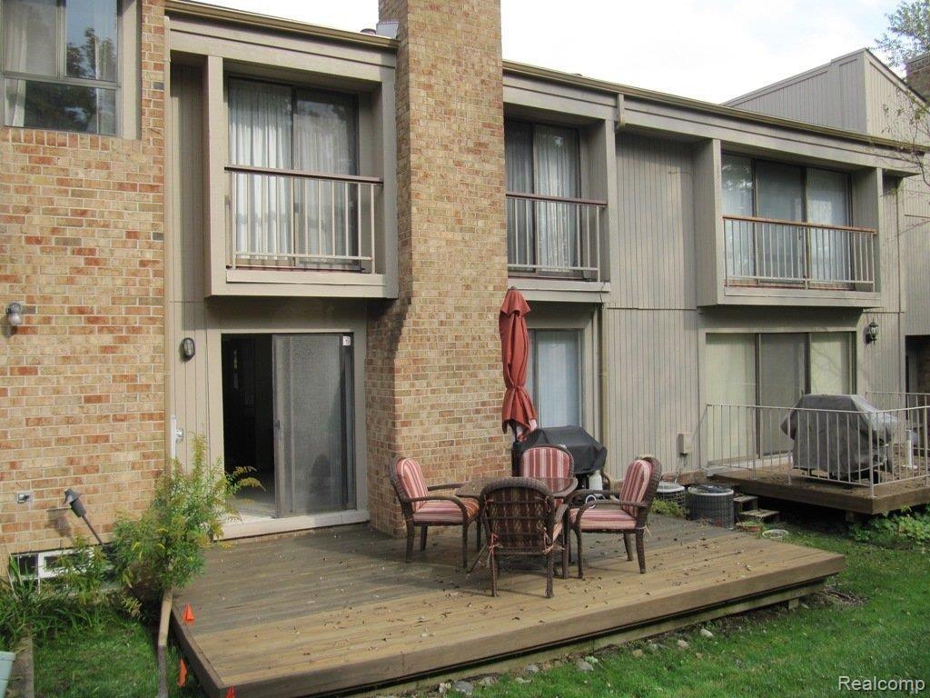 827 Oak Brook Ridge Drive, Unit 135 Rochester, MI 48307 - Photo 2 of 16 House Rear