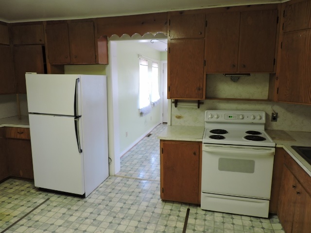 684 Lea Port Road Verona, VA 24482 - Photo 5 of 20 a kitchen with a stove a refrigerator and a sink