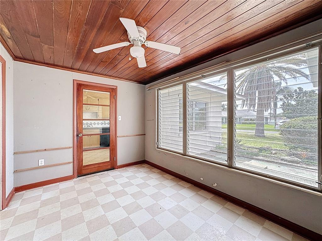 1432 Poinciana Road Venice, FL 34293 - Photo 10 of 26 Family room or breezeway leading to kitchen (no a.c.)