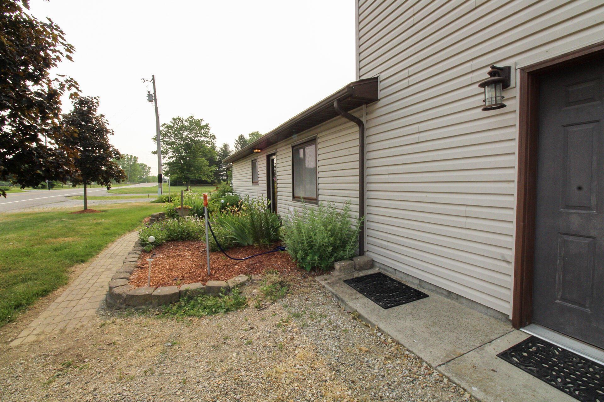 10680 Lancaster-Circleville Road Southwest Amanda, OH 43102 - Photo 4 of 36 Front walkway