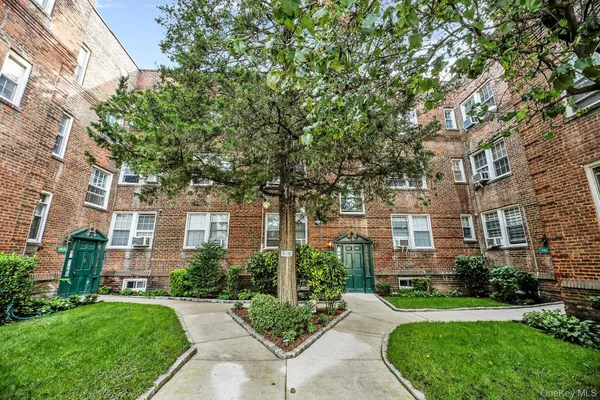 $2,850 | 1 Ash Place, Unit 3A, Great Neck, NY 11021