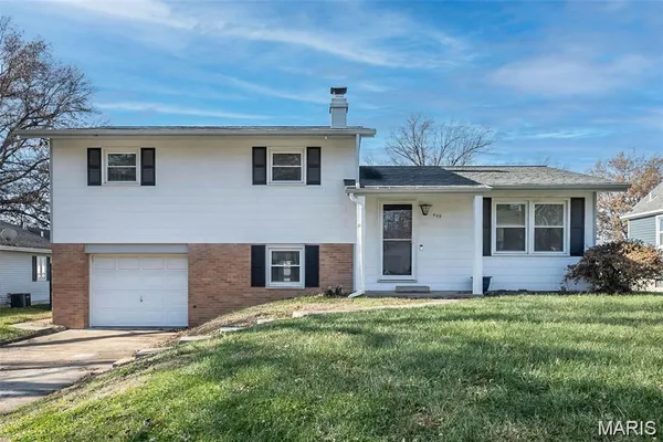 $1,895 | 405 North Moore Street, Waterloo, IL 62298