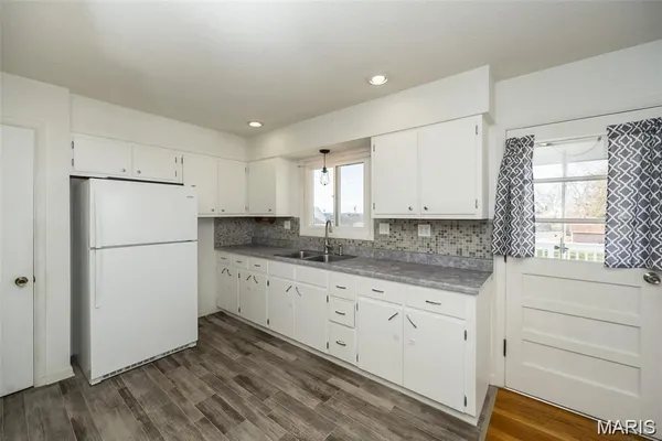 $1,895 | 405 North Moore Street, Waterloo, IL 62298