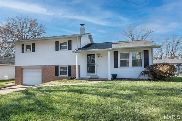 $1,895 | 405 North Moore Street, Waterloo, IL 62298