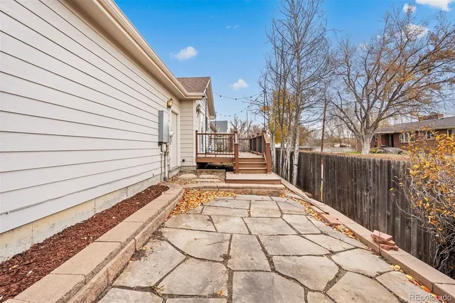 a view of a pathway with a white house