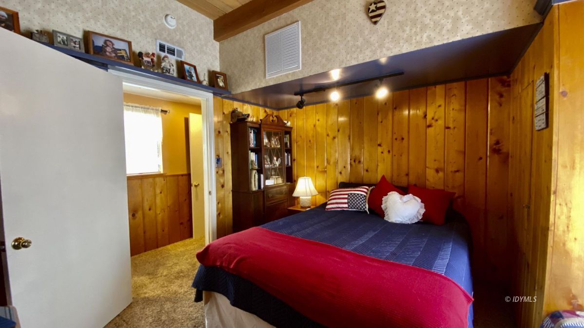 52905 Tollgate Road Idyllwild, CA 92549 - Photo 46 of 91 a bed room with a bed and a window