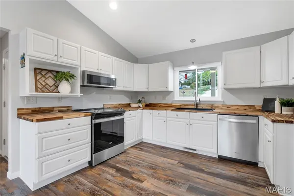 $450,000 | 440 Lakeshore Drive, St. Clair, MO 63077