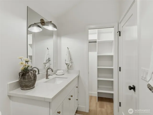 a view of sitting area with chairs