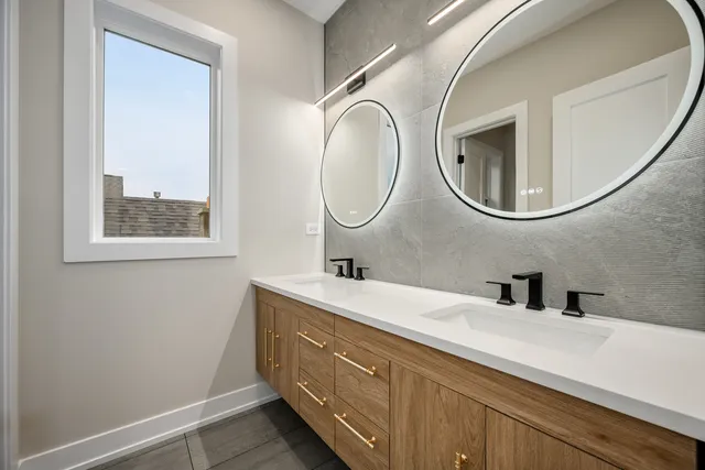 $1,775,000 | 2225 West Carmen Avenue, Chicago, IL 60625