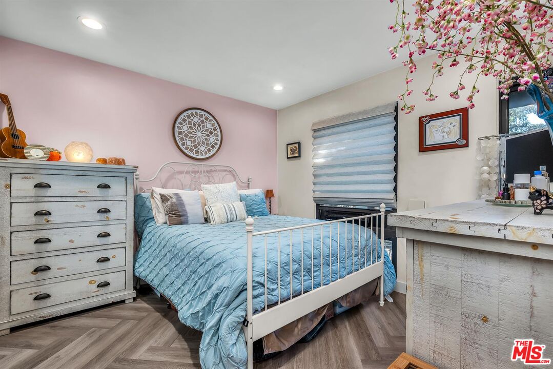 7740 Redlands Street, Unit G3092 Playa del Rey, CA 90293 - Photo 18 of 37 a bedroom with a bed and a chandelier