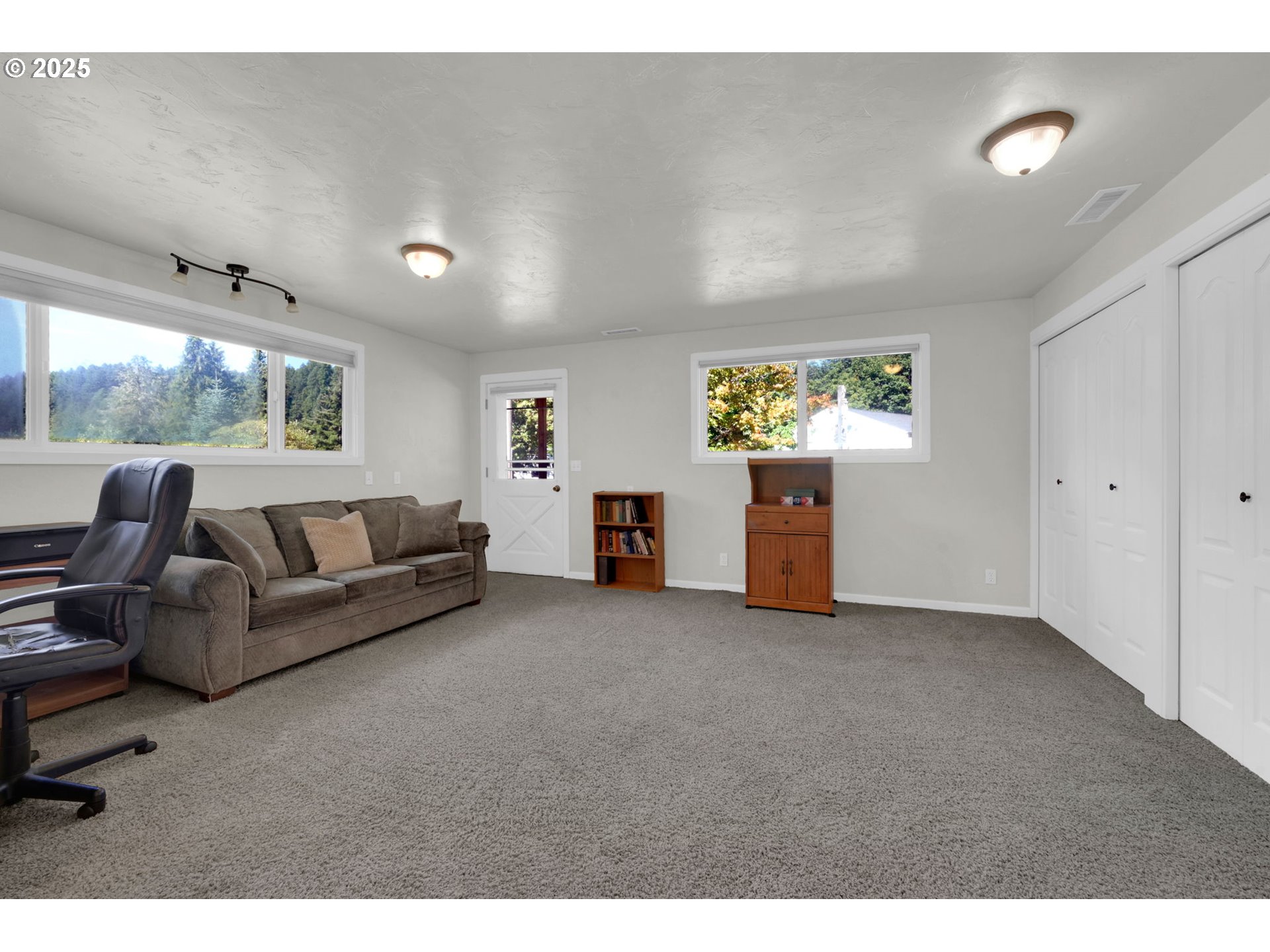 89550 Dick Way Florence, OR 97439 - Photo 20 of 39 a living room with furniture and a window