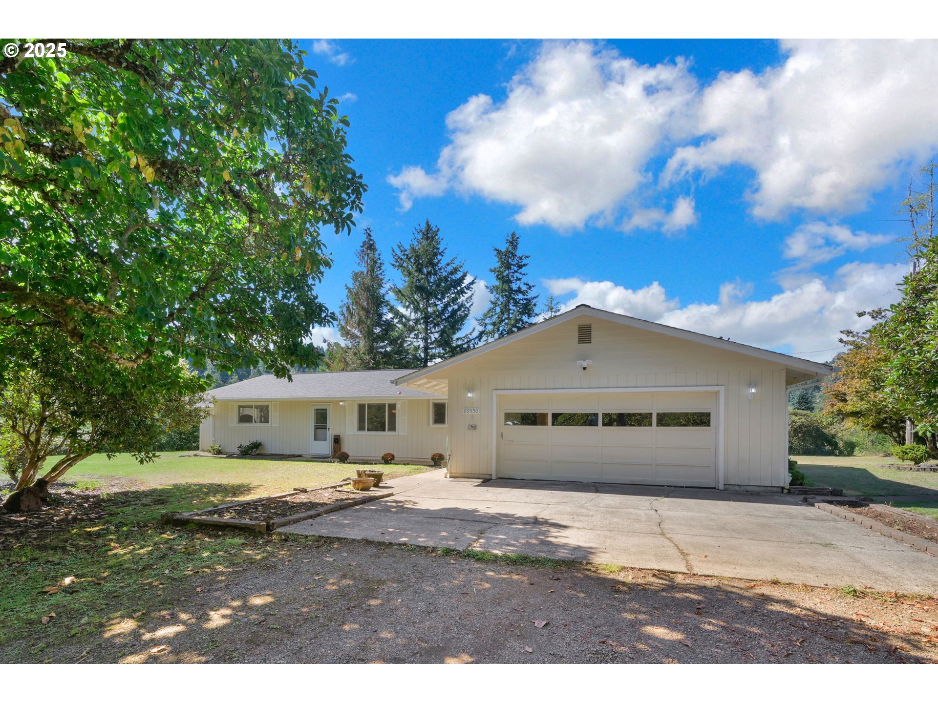 89550 Dick Way Florence, OR 97439 - Photo 3 of 39 a big house with a big yard