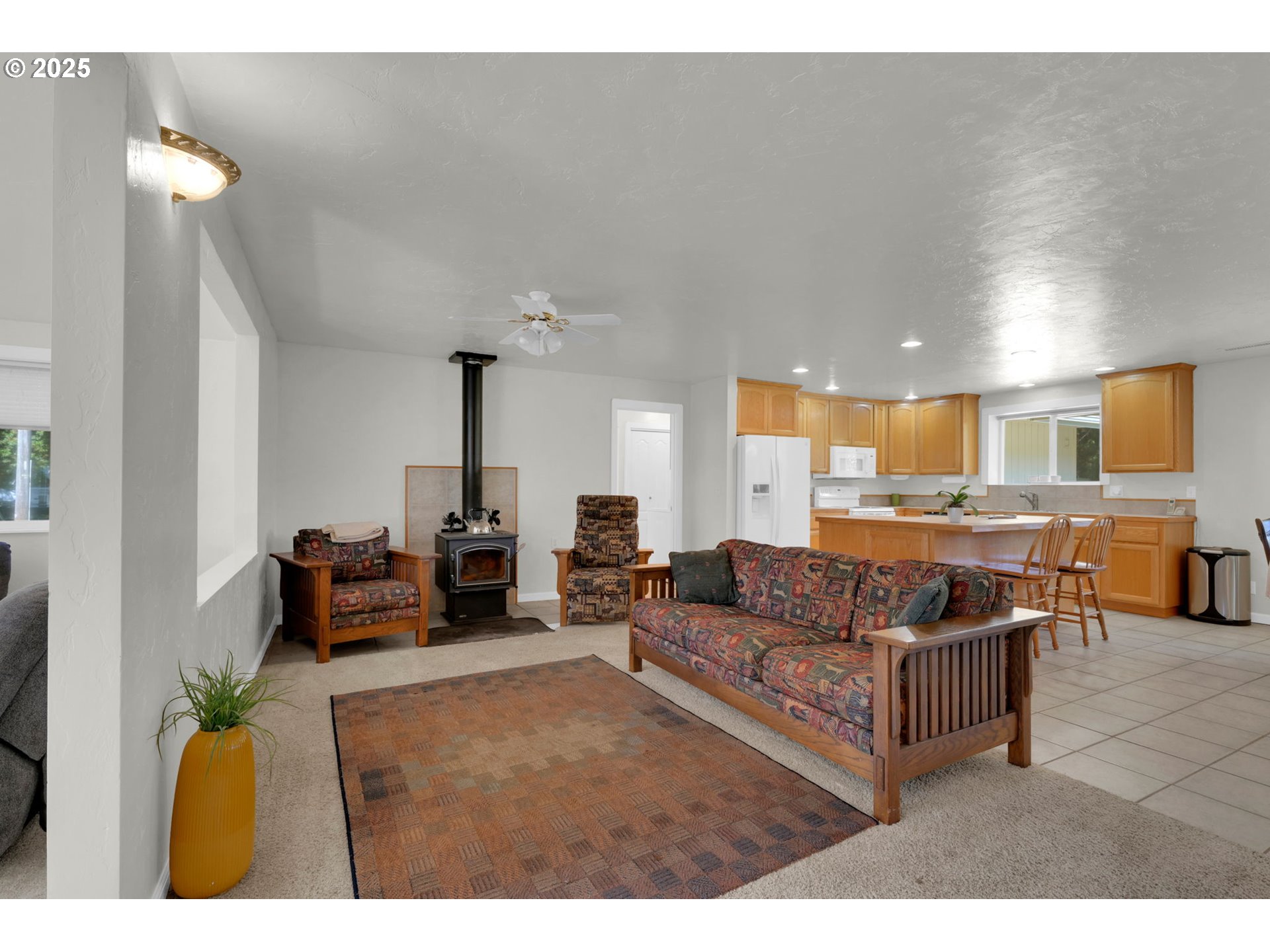 89550 Dick Way Florence, OR 97439 - Photo 7 of 39 a living room with furniture and a table