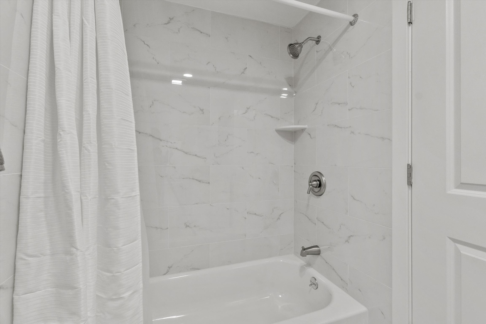 7249 North Campbell Avenue, Unit B Chicago, IL 60645 - Photo 11 of 27 a bathroom with a shower and a bath tub