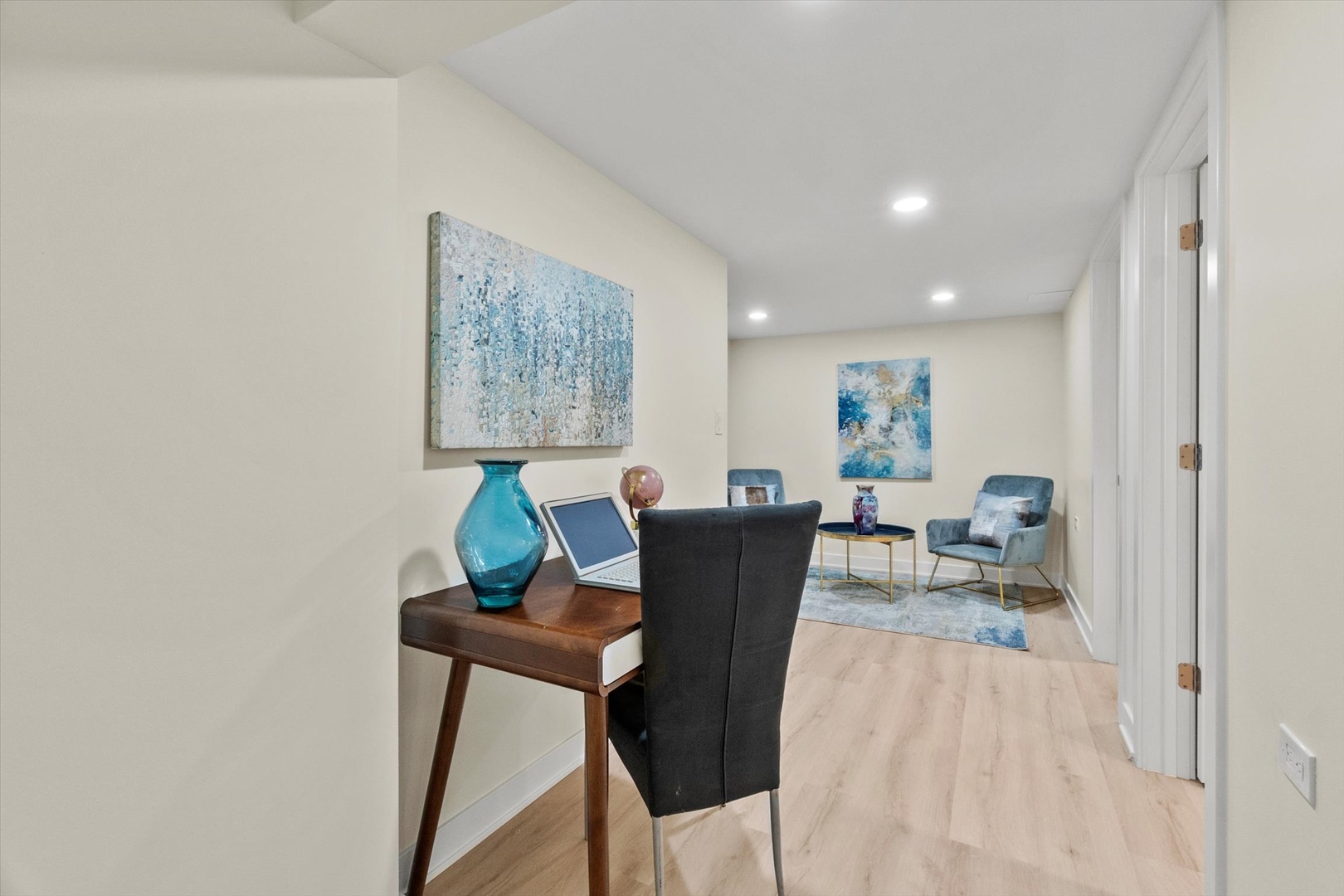 7249 North Campbell Avenue, Unit B Chicago, IL 60645 - Photo 17 of 27 a living room with furniture and a window
