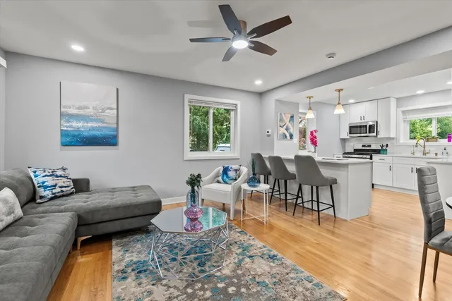 $424,900 | 7249 North Campbell Avenue, Unit B, Chicago, IL 60645