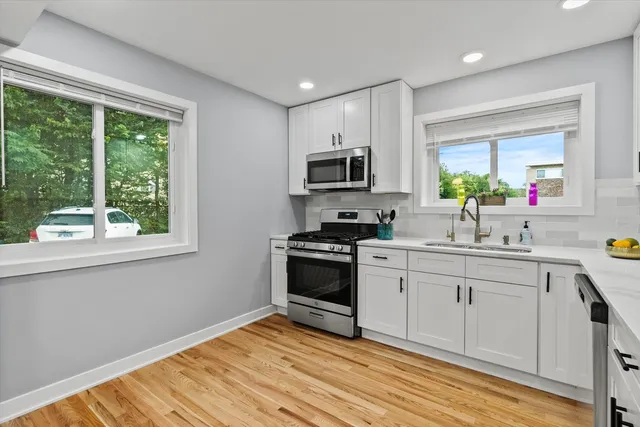 $424,900 | 7249 North Campbell Avenue, Unit B, Chicago, IL 60645