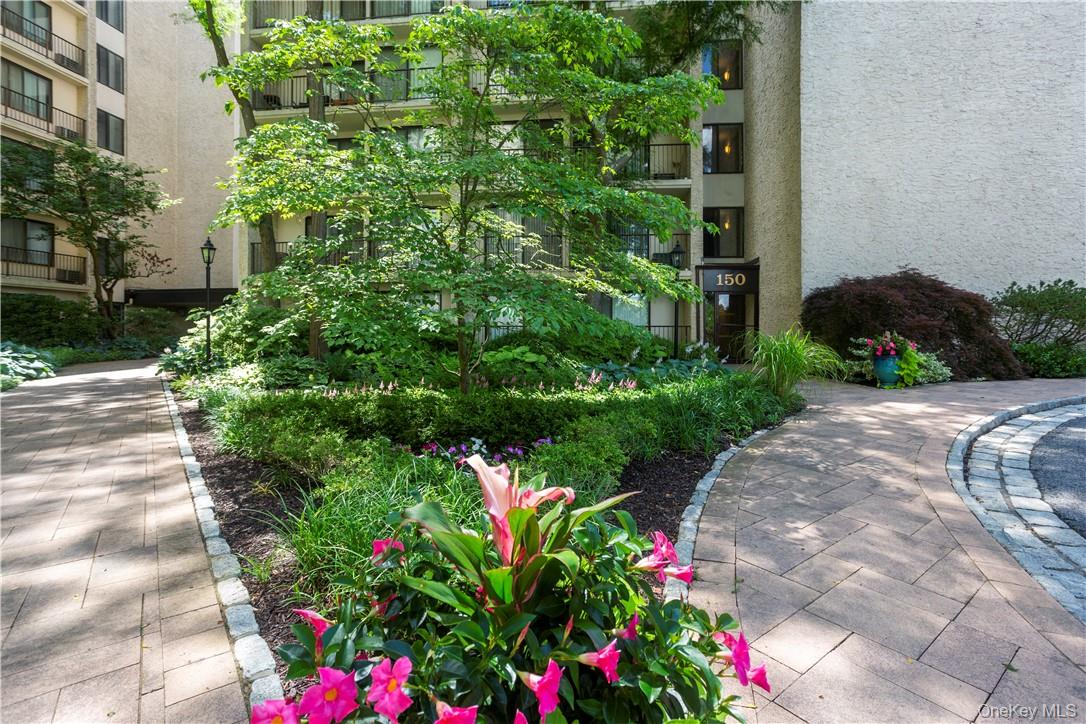 150 Overlook Avenue, Unit 2K Peekskill, NY 10566 - Photo 11 of 26 a bunch of flowers in it
