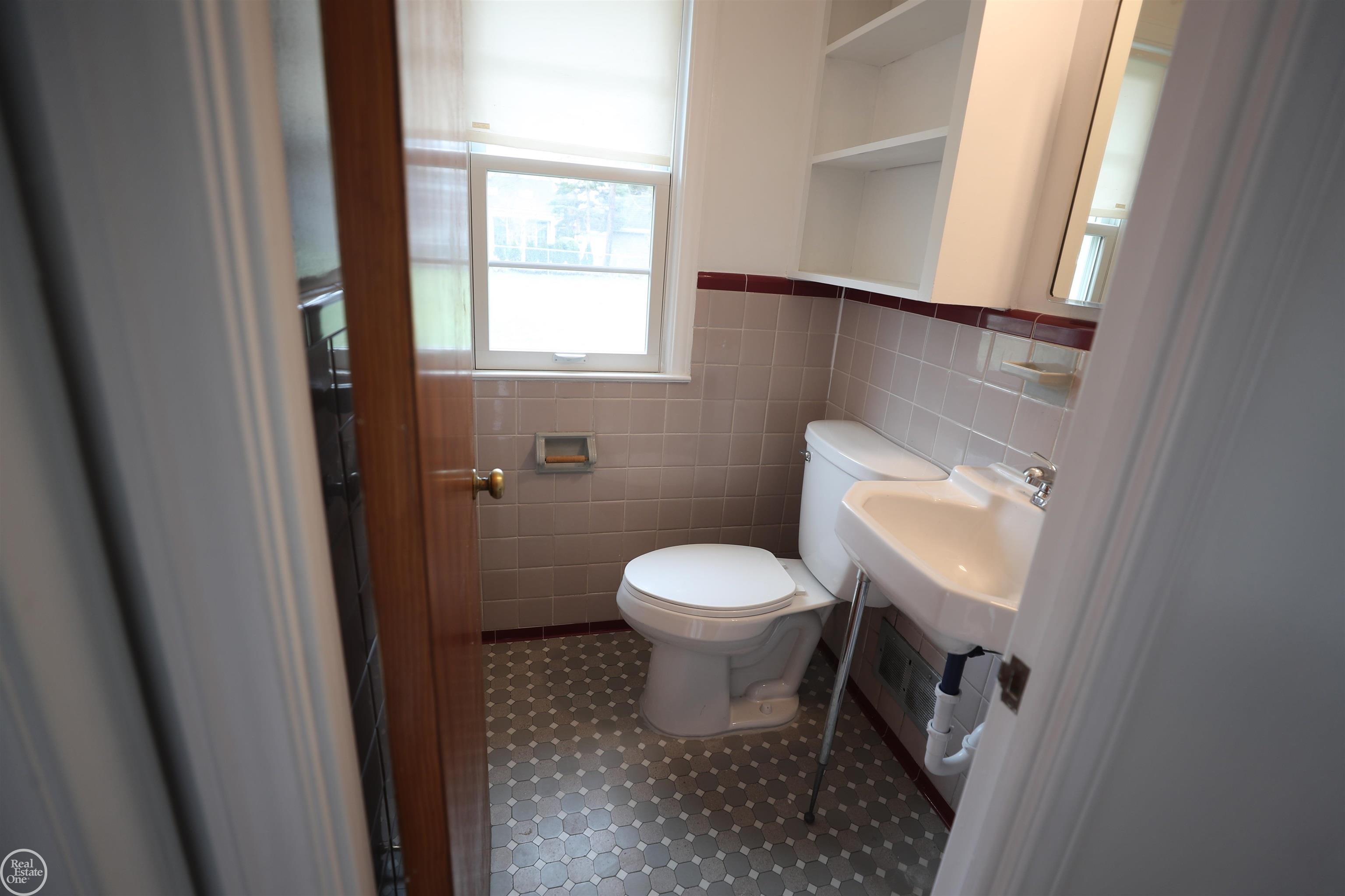1111 South Renaud Road Grosse Pointe, MI 48236 - Photo 12 of 38 50103250-11.JPG