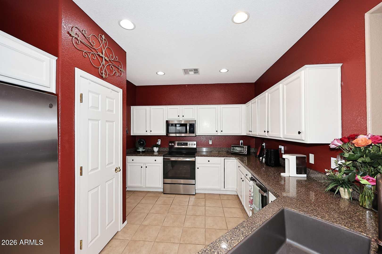 4058 East Rakestraw Lane Gilbert, AZ 85298 - Photo 4 of 55 Kitchen2