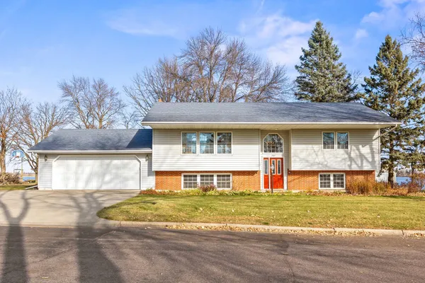 $530,000 | 362 South Shore Drive, Winsted, MN 55395
