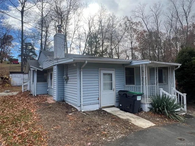 a view of a house with a yard and garage