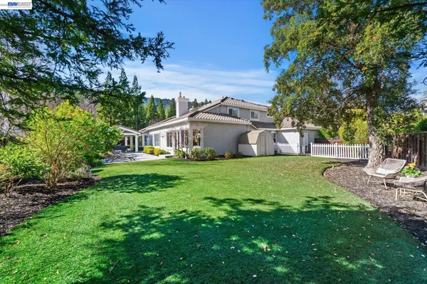a view of a back yard
