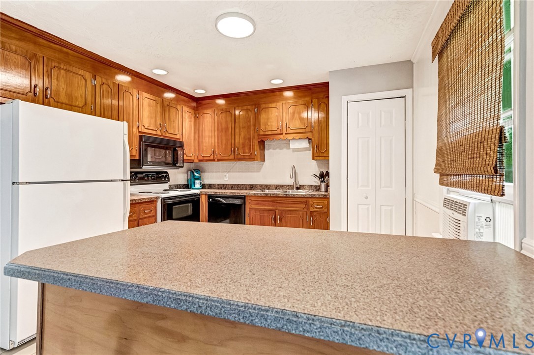 635 River Oaks Road Center Cross, VA 22437 - Photo 22 of 63 Kitchen featuring a breakfast bar with laminate co