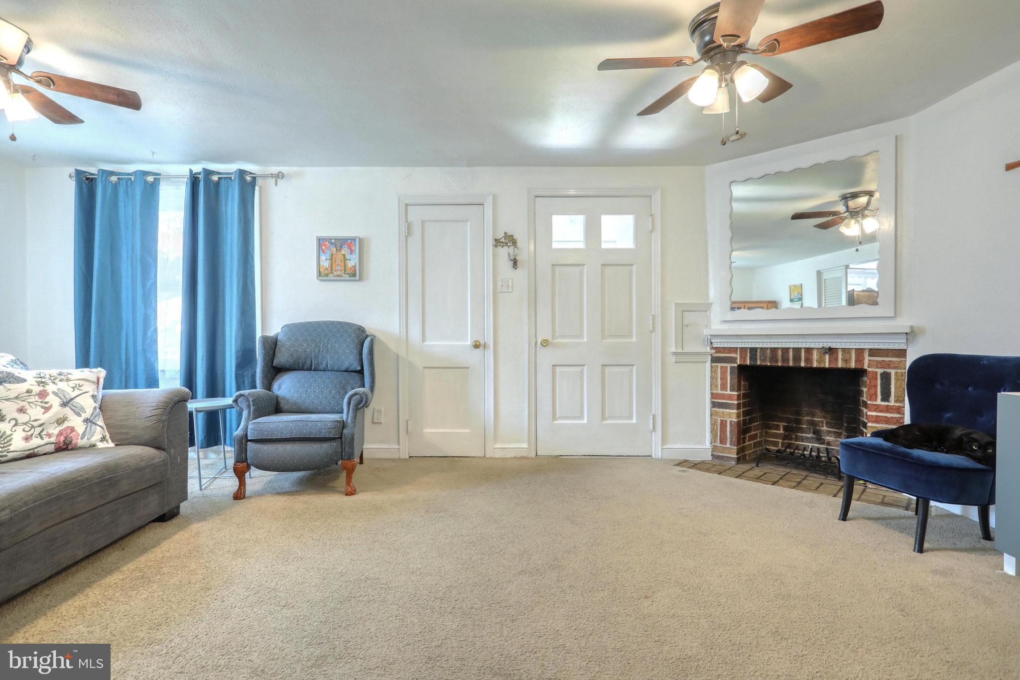 426 Hillcrest Road York, PA 17403 - Photo 5 of 27 Living Room