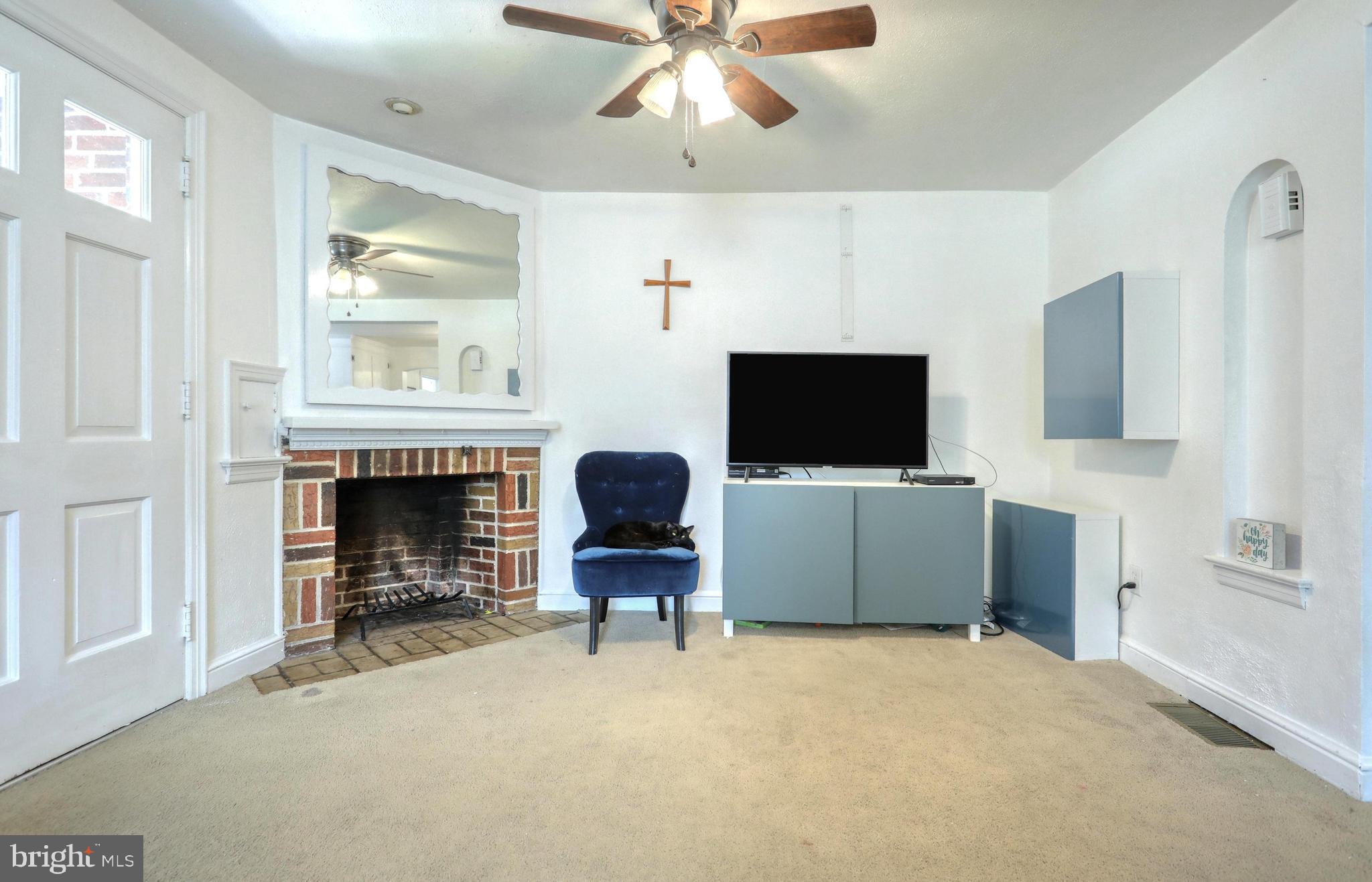 426 Hillcrest Road York, PA 17403 - Photo 6 of 27 Living Room