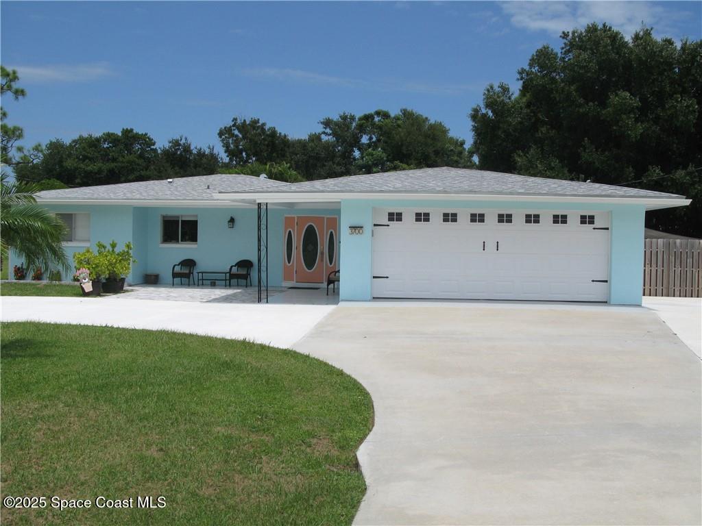a view of a house with backyard and a garden