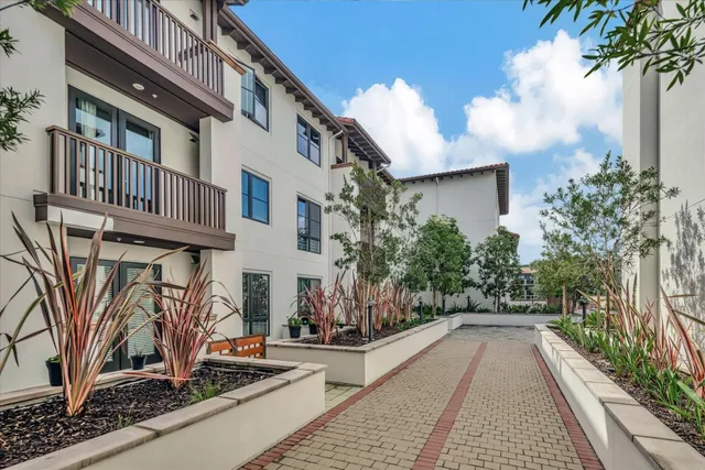 $4,300 | 657 Walnut Street, Unit 437, San Carlos, CA 94070