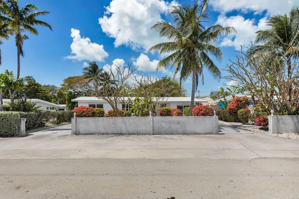 $649,900 | 2705 Dolphin Drive, Marathon, FL 33050