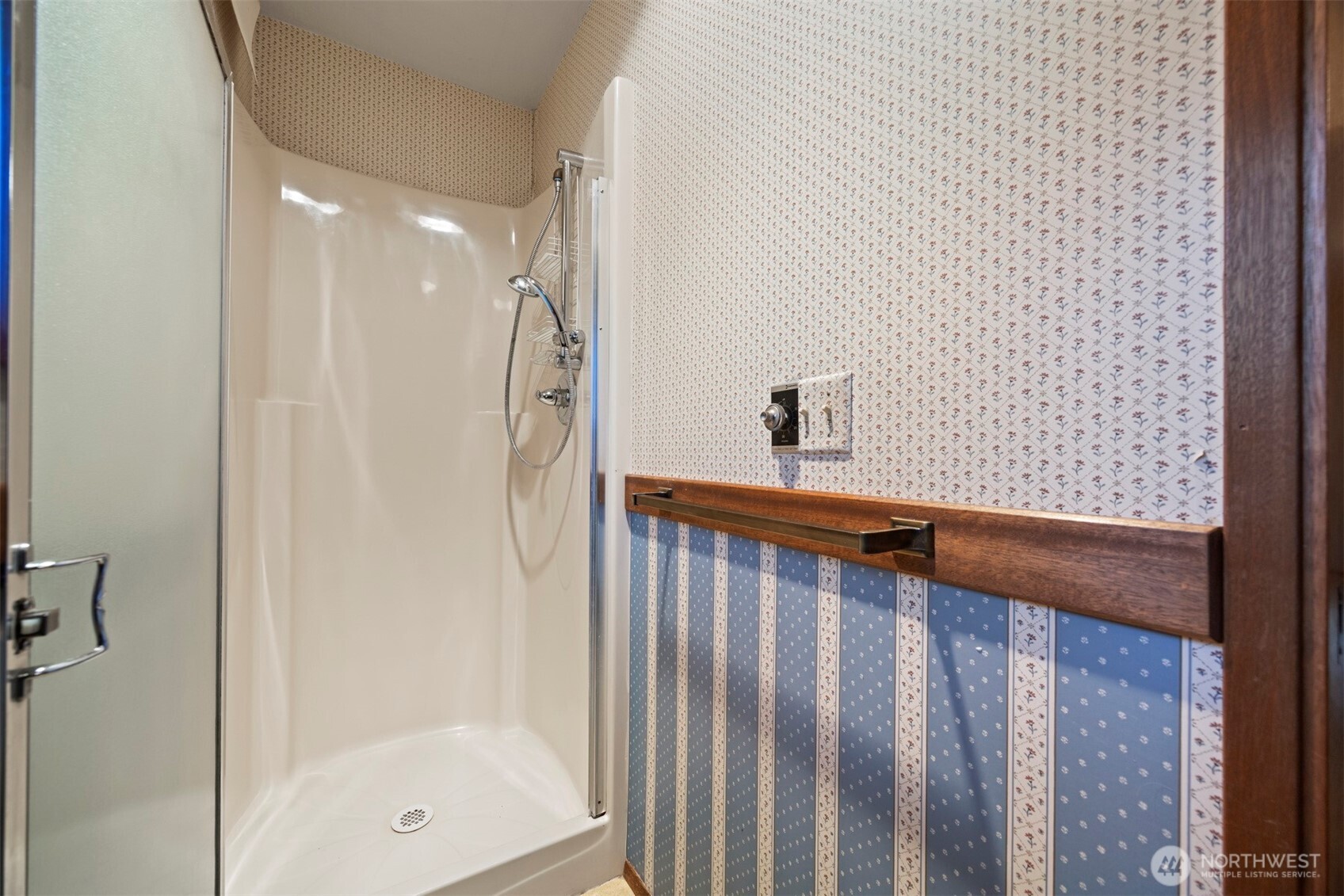 413 Viewcrest Road Bellingham, WA 98229 - Photo 17 of 40 a bathroom with a shower