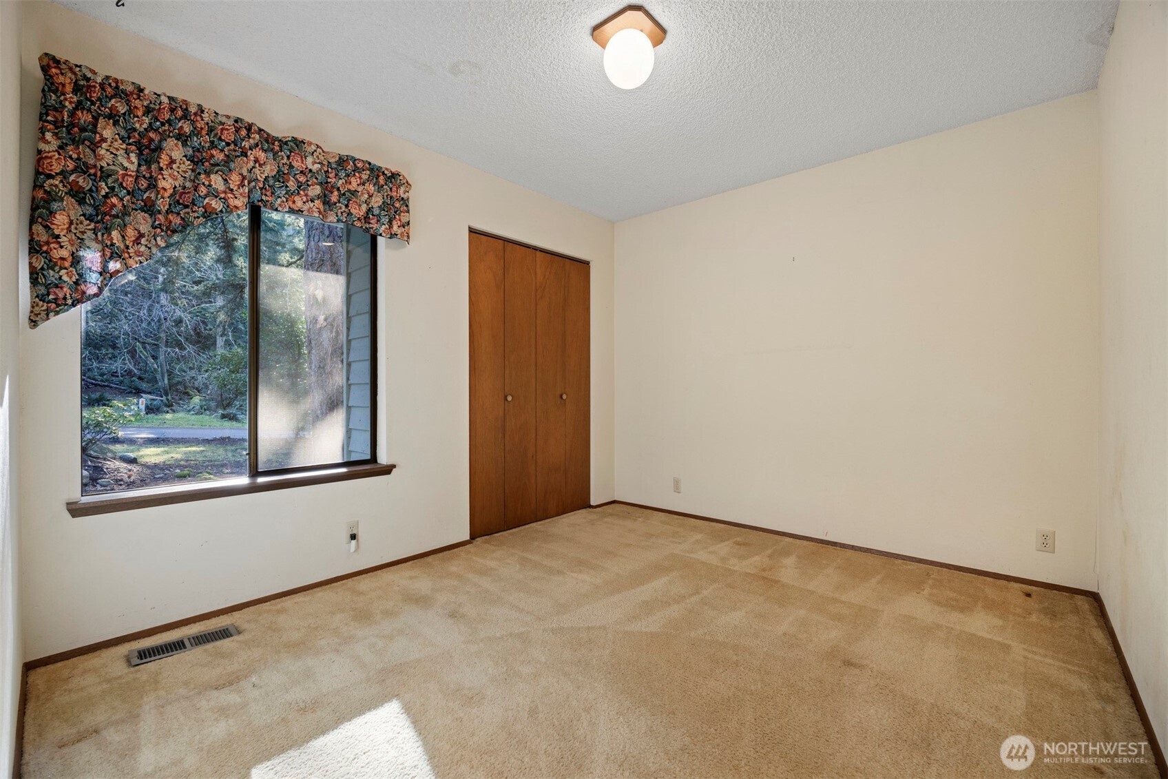 413 Viewcrest Road Bellingham, WA 98229 - Photo 20 of 40 an empty room with a window