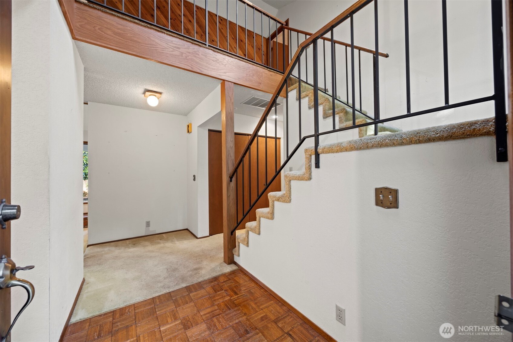 413 Viewcrest Road Bellingham, WA 98229 - Photo 4 of 40 a view of entryway