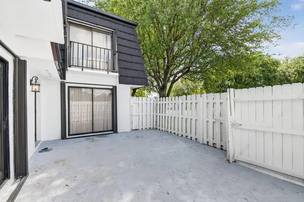 $2,700 | 320 Woodland Road, Palm Springs, FL 33461