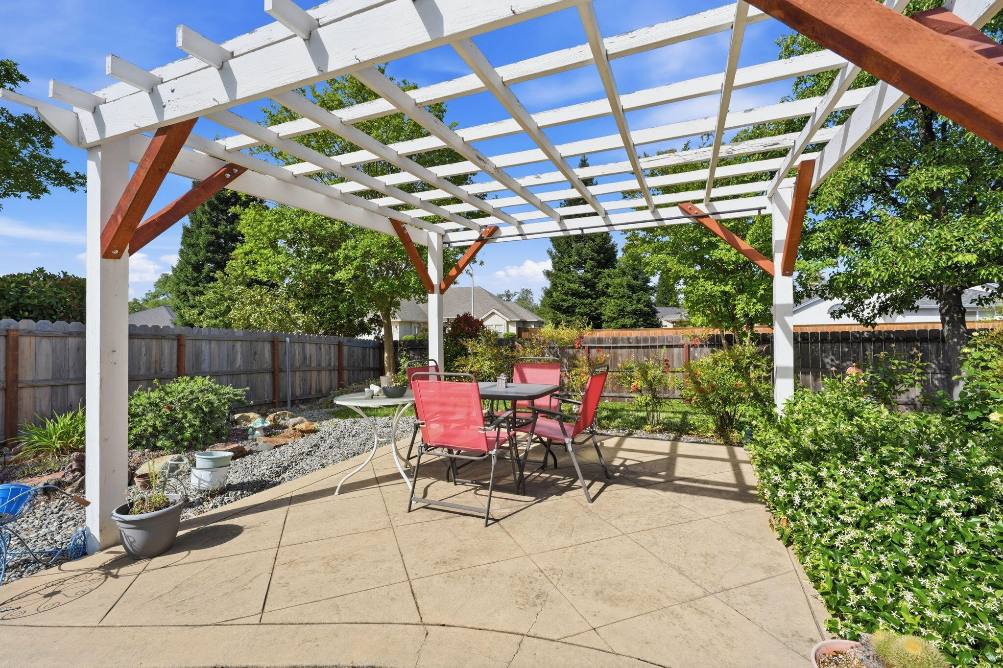 2175 Tradition Way Redding, CA 96001 - Photo 30 of 36 a view of a chairs and table in the patio