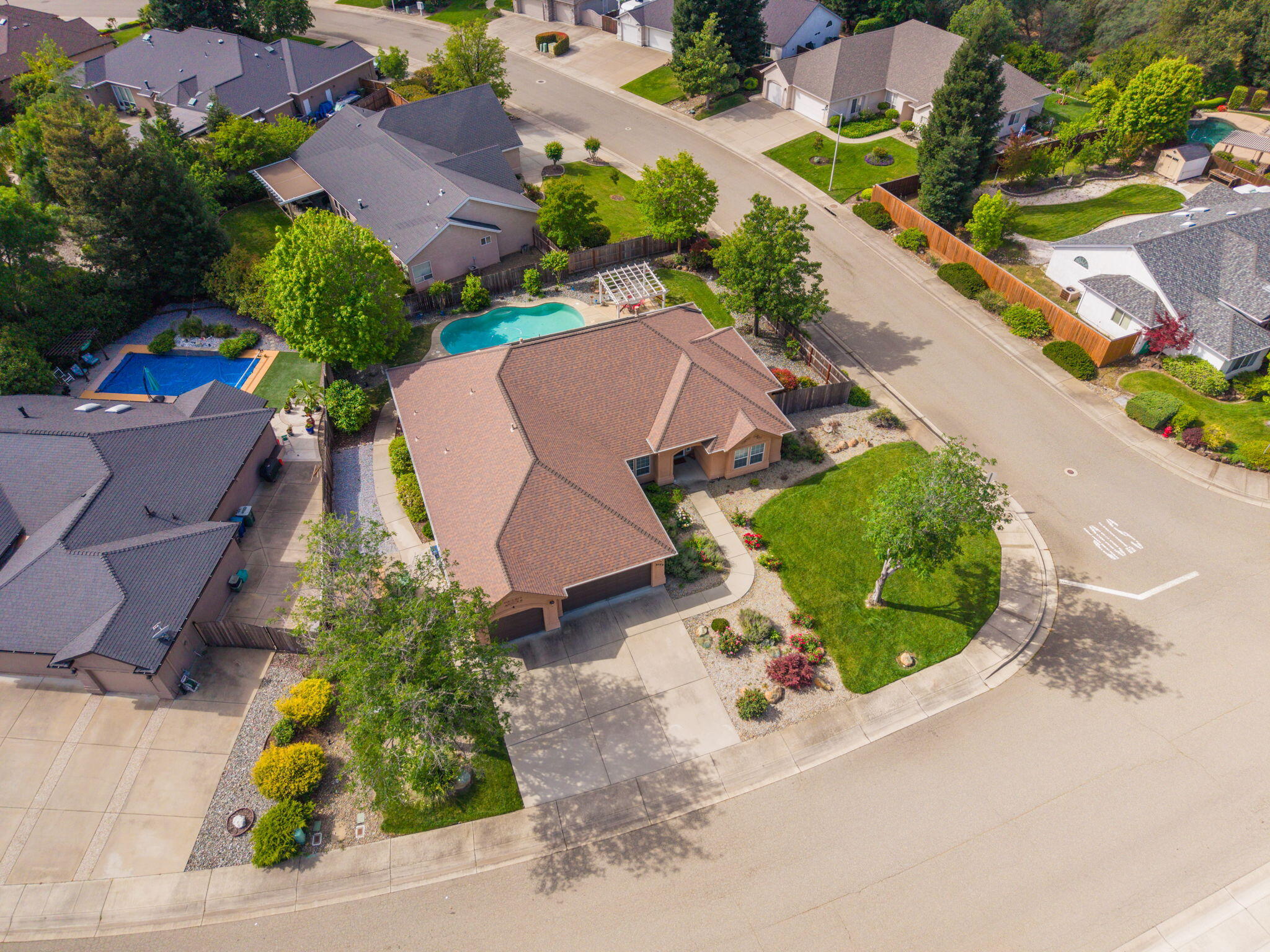 2175 Tradition Way Redding, CA 96001 - Photo 34 of 36 an aerial view of a house with a garden and plants