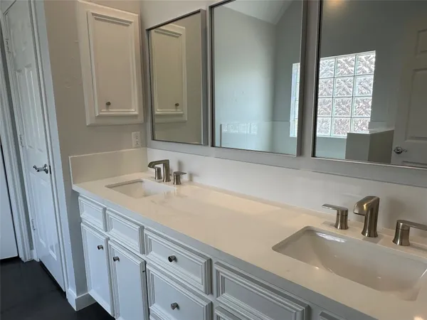 $3,800 | 6835 Staffordshire, Houston, TX 77030