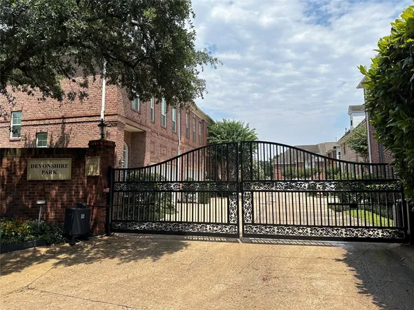 $3,800 | 6835 Staffordshire, Houston, TX 77030