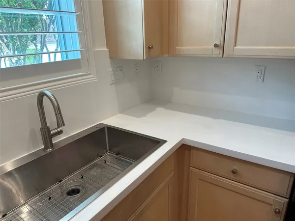 $3,800 | 6835 Staffordshire, Houston, TX 77030