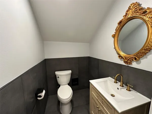 $3,800 | 6835 Staffordshire, Houston, TX 77030