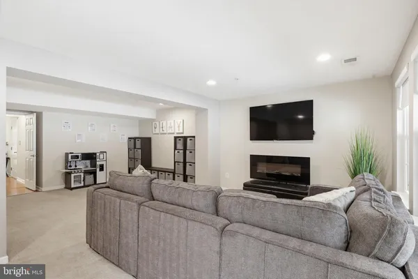 $435,000 | 7061 Holly Springs Lane, Unit 194, Elkridge, MD 21075